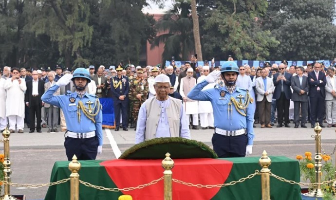 এ কে খন্দকারের জানাজায় অংশ নিলেন প্রধান উপদেষ্টা